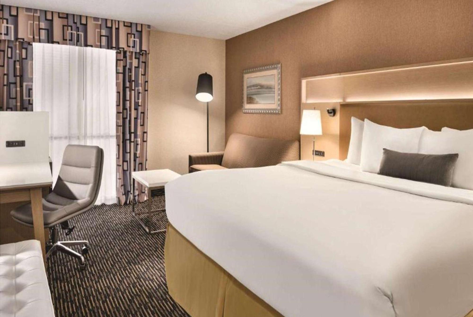 Wyndham Garden Conference Center Champaign - Urbana Hotell Exteriör bild