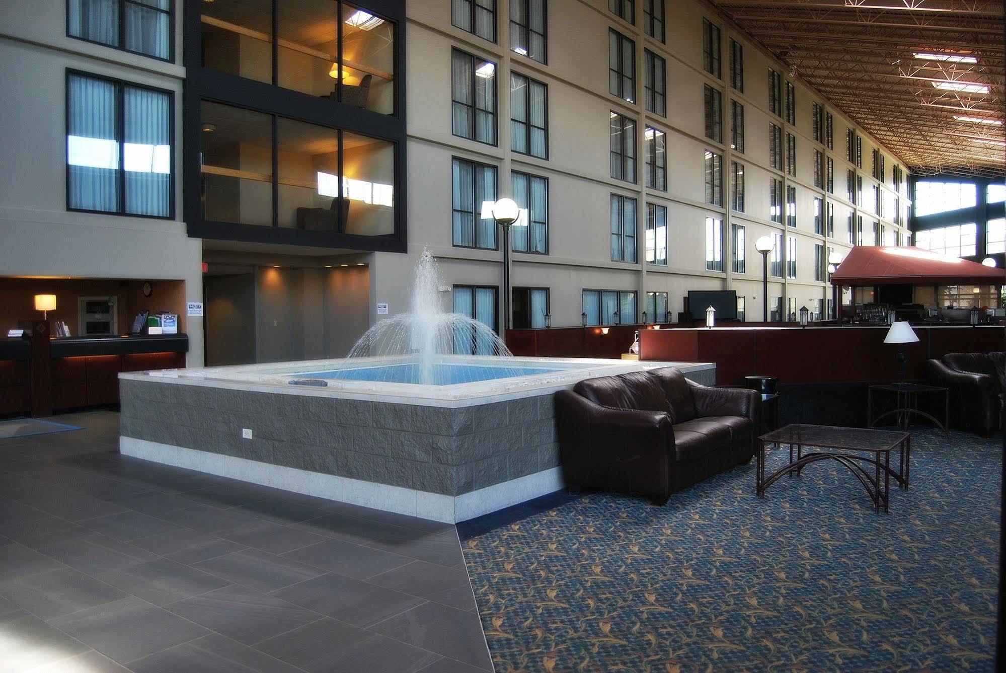Wyndham Garden Conference Center Champaign - Urbana Hotell Exteriör bild